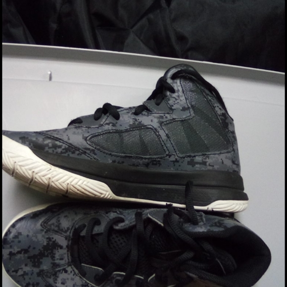 Under armour basketball shoes - Picture 3 of 4